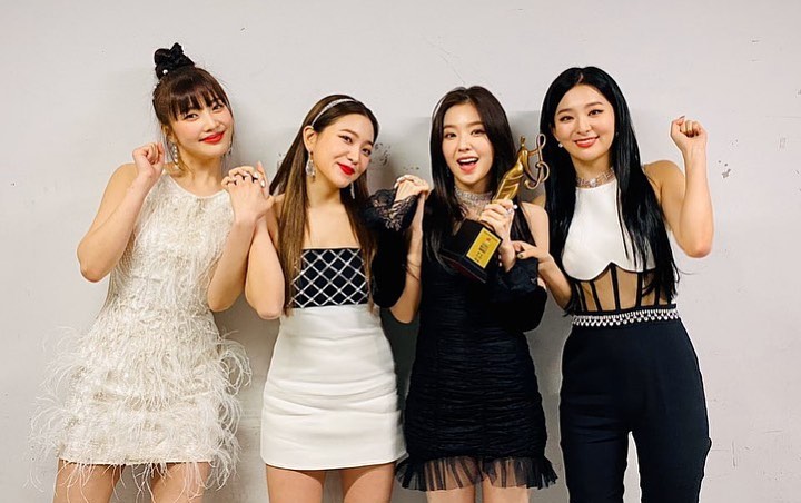 Busana Red Velvet Karya Desainer Ini Jadi Bahan Gosip, Kenapa?