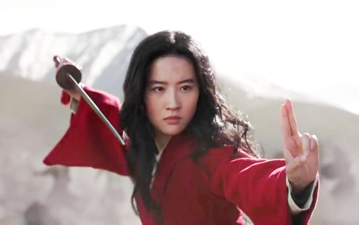 Liu Yifei Tampil Cantik Sekaligus Garang di Medan Perang dalam Poster Baru 'Mulan' Berikut Ini