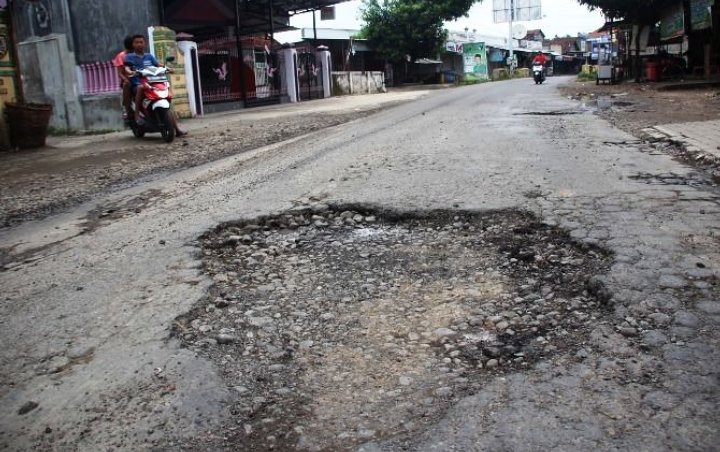 Viral 'Srikandi' Surabaya Tutup Jalan Berlubang Secara Swadaya, Walkot Risma Auto Kena Sentil