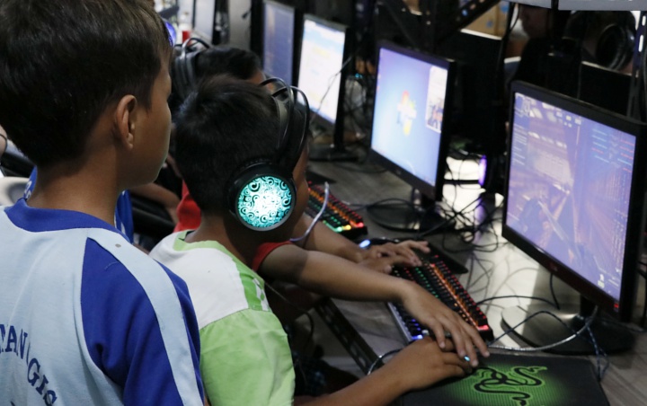 Bukannya Belajar di Rumah, 100 Pelajar Terciduk Bermain Game Online di Warnet