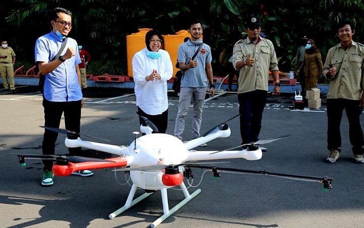 Tekan Sebaran Corona, Risma Kerahkan Drone Disinfeksi Surabaya