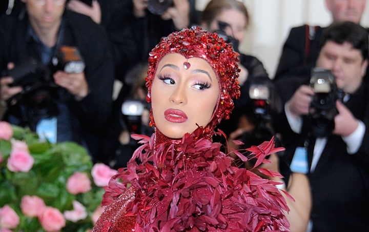 Cardi B Tuding Para Selebriti Dibayar untuk Akui Terinfeksi Corona