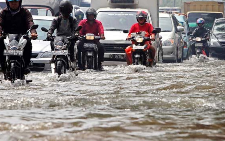 Sejumlah Sungai di Jabar Meluap, Jakarta dan Bandung Kembali Terendam Air