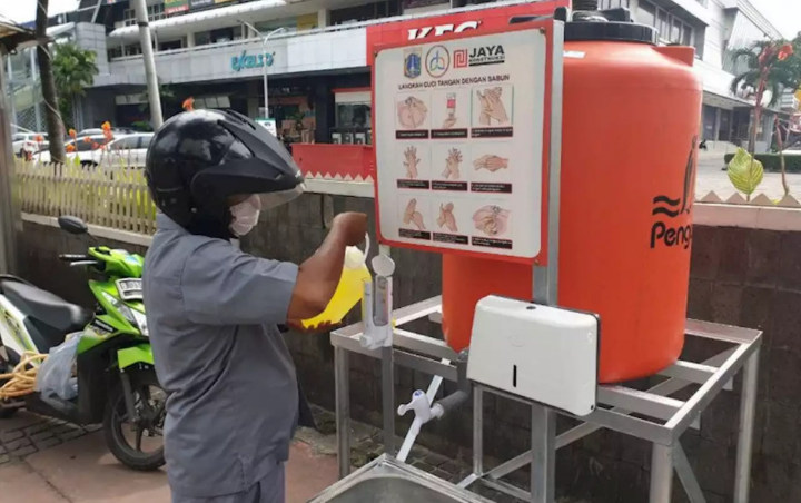  Jakarta Sebar Disinfektan dan Pasang Wastafel Portable Di 23 Titik Tempat Umum  
