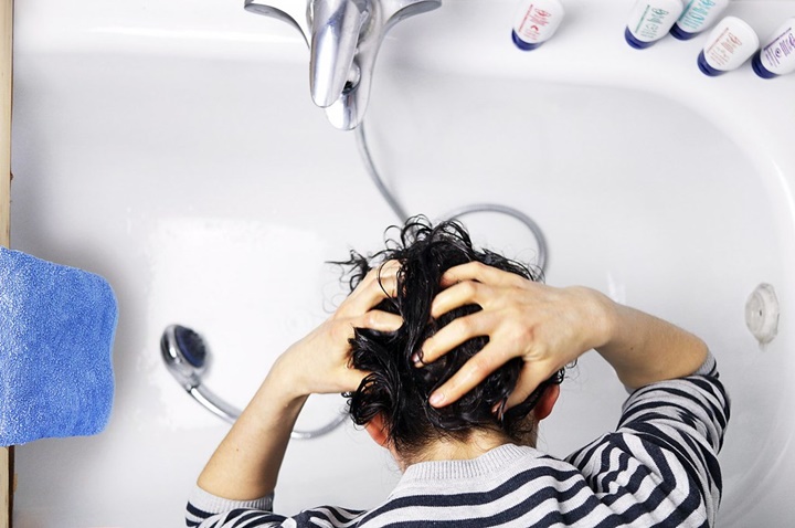 Enggak Perlu Repot-repot Ke Salon, 7 Tips Ini Mudahkan Kalian Mengecat Rambut Sendiri Di Rumah