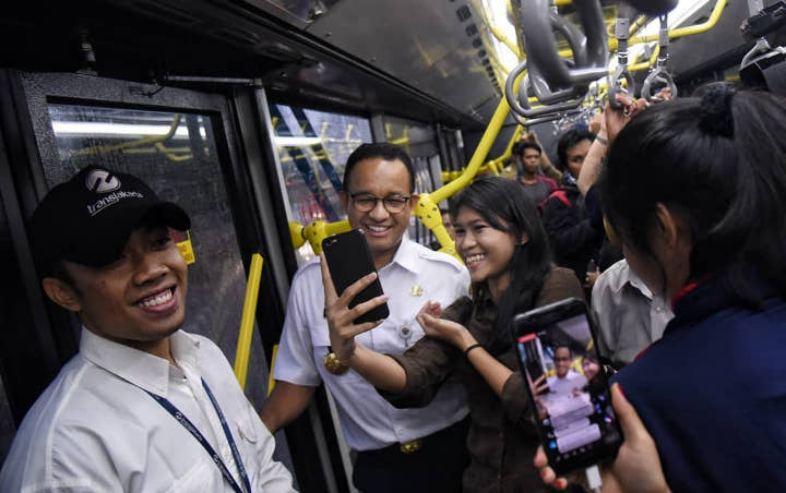 Pemprov DKI Larang Penumpang Naik Transjakarta, LRT dan MRT Tanpa Masker