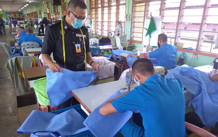 Beda dari Indonesia, Tahanan Malaysia Justru Diperbantukan Jahit APD untuk Dokter Lawan Corona