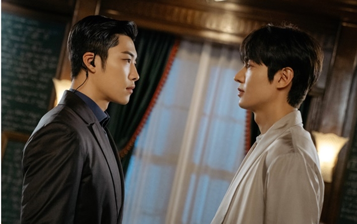 Lee Min Ho dan Wo Do Hwan Adu Ganteng di 'The King: Eternal Monarch', Fans Salfok Sosok Botak