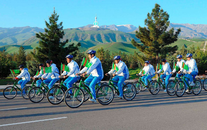 Nihil Kasus Corona, Ribuan Orang Turkmenistan Bersepeda Massal Rayakan World Health Day