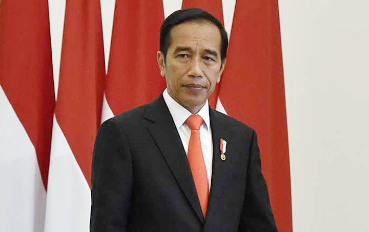 Jokowi Bagi Sembako Untuk Ojol di Pinggir Jalan, Tetap Terapkan Physical Distancing Dengan Cara Ini