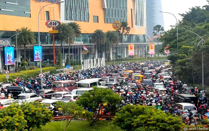 Hari Pertama PSBB Kendaraan Menyemut di Pintu Masuk Surabaya, Pemprov Kaji Pembagian Jam Kerja