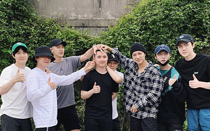 Netizen Heran Bagaimana Lay Tetap Akrab dengan EXO Meski Tak Pernah Ikut Kegiatan Grup