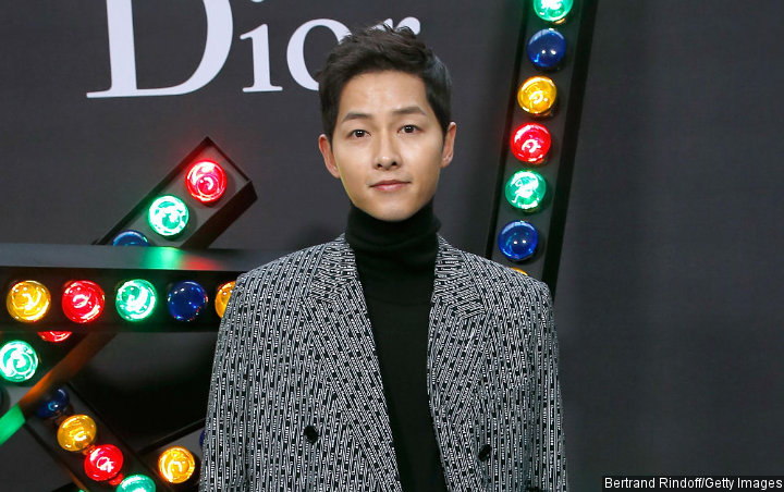 Song Joong Ki Tetap Ganteng Maksimal Meski Kenakan Kaus Kaki Berlubang di Teaser 'Space Sweepers'