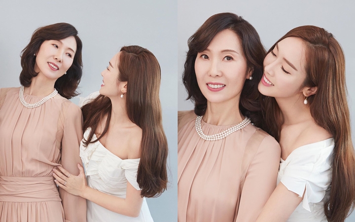 Jessica Pamer Foto Bareng, Kecantikan Ibunda Jung Sisters Curi Fokus