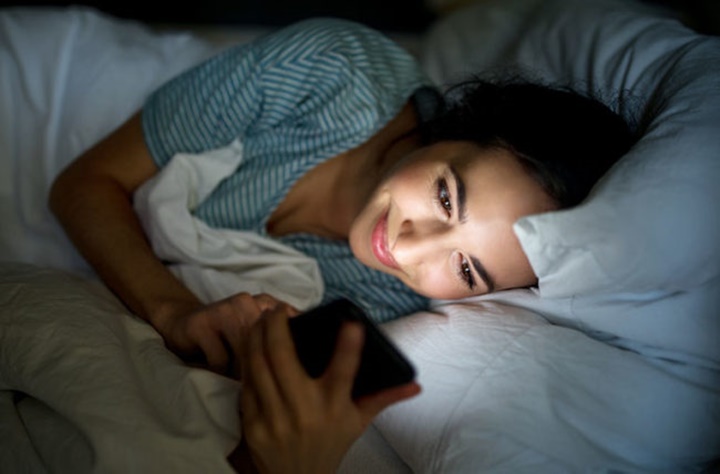 Hindari Menggunakan Gadget Sebelum Tidur