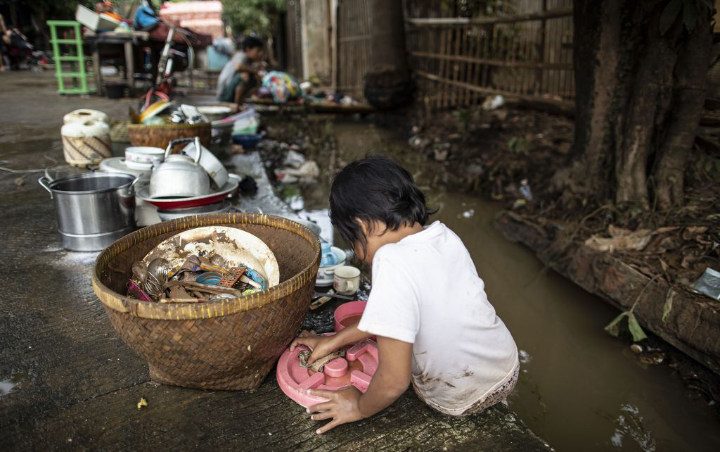 Dilanda Banjir Saat PSBB Corona, Begini Potret Pengungsian Warga Jaktim