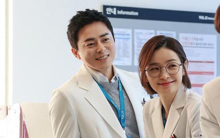 Jeon Mi Do Jawab Pertanyaan Soal Pacari Jo Jung Suk Saat Kuliah di 'Hospital Playlist'