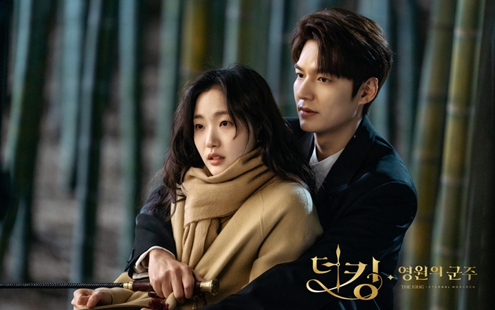 Lee Min Ho Iseng Jahili Kim Go Eun di Lokasi Syuting 'The King: Eternal Monarch'