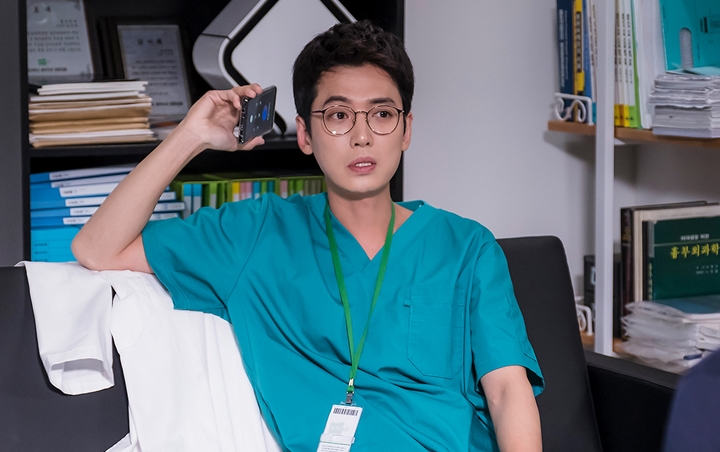 Jung Kyung Ho Pilih Dialog Ajak Cewek Pacaran di 'Hospital Playlist' Paling Buat Berdebar