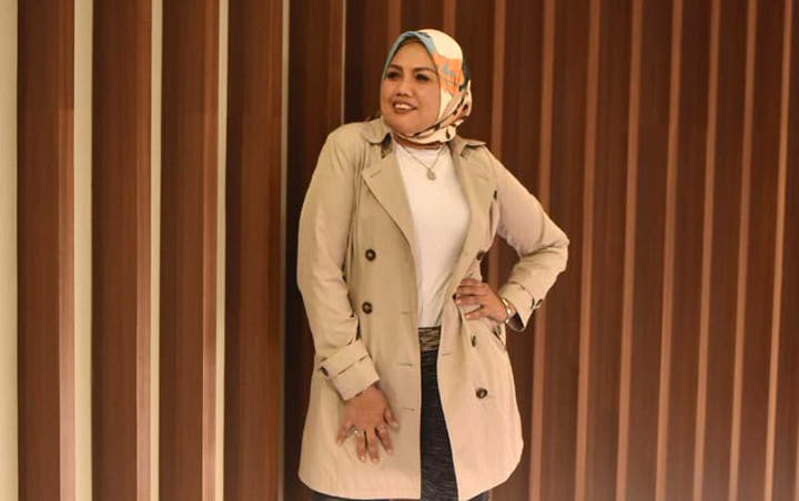 Ely Sugigi Bangga Kembaran Baju dengan Syahrini, Netizen: Tapi Gak Nikung