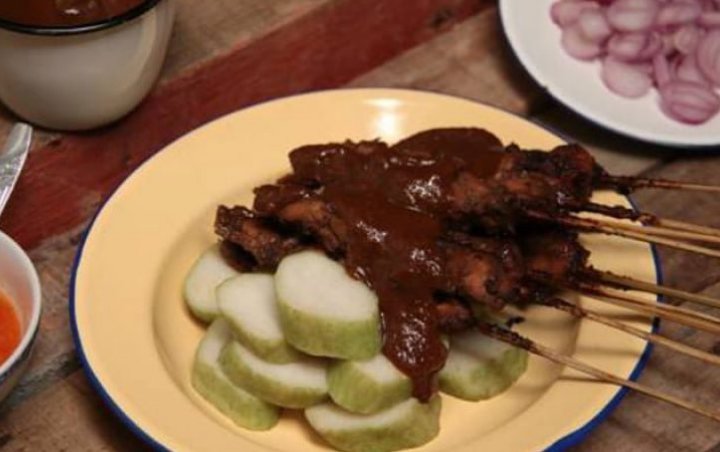 Mengaku Sudah 8 Tahun Berjualan, Penjual Sate Ayam Ini