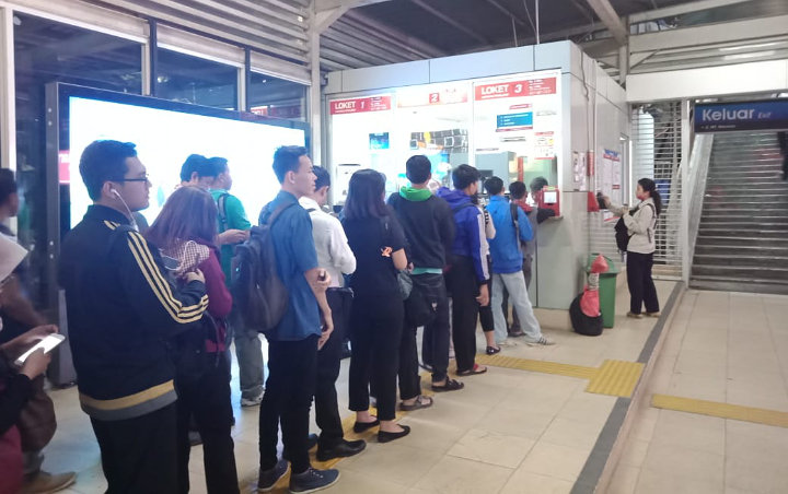 PSBB Transisi Picu Antrean di Stasiun KRL Jabodetabek, Disiplin Penumpang Jaga Jarak Disorot