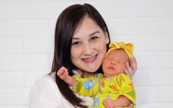 Bikin Gemas, Mona Ratuliu Ajarkan Nala Anak Ketiganya Gendong Adik Bayi