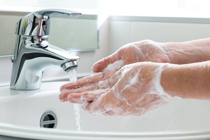 Cuci Tangan Sebelum Memasang Softlens