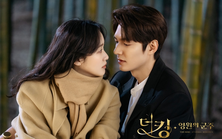 Lee Min Ho Iseng Jahili Kim Go Eun Lewat Ad-Lib Saat Syuting 'The King: Eternal Monarch'