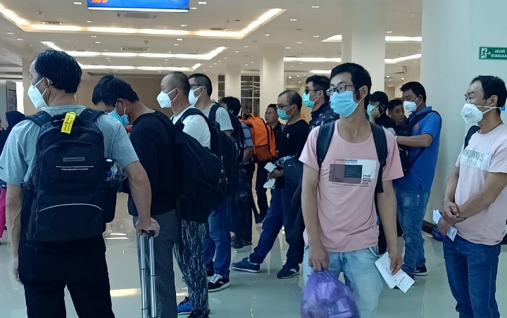 Mahasiswa Nekat Blokade Jalan Bandara Haluoleo Untuk Tolak TKA Tiongkok