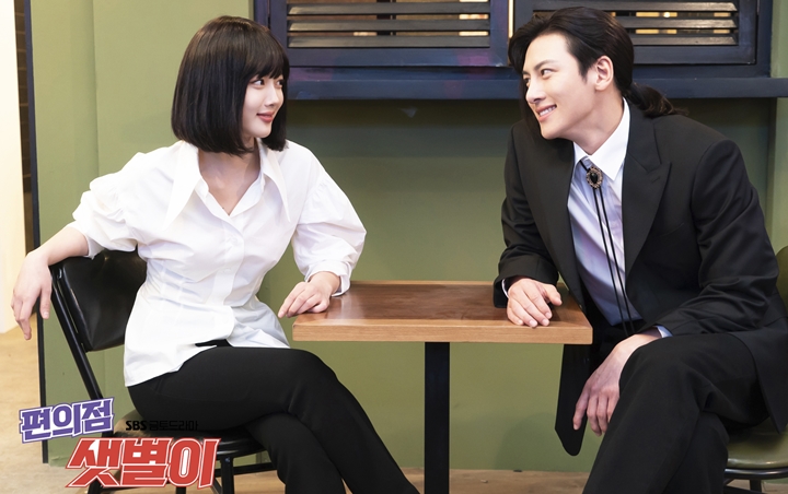 Kim Yoo Jung Ngakak Terima Ciuman Lebay Ji Chang Wook Saat Syuting 'Backstreet Rookie'