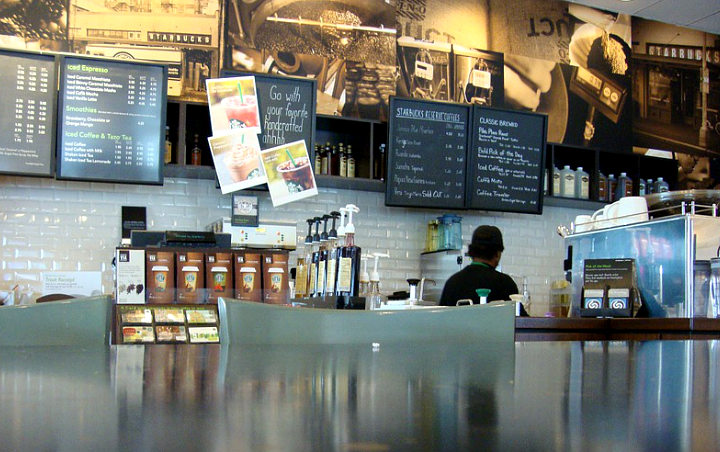 Geger Pegawai Kedai Kopi Starbucks Lakukan Pelecehan Seksual ke Pelanggan Lewat CCTV
