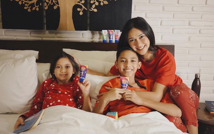 Isolasi Mandiri, Pertemuan Nana Mirdad Dengan Sang Buah Hati Lewat Pintu Kaca Bikin Haru