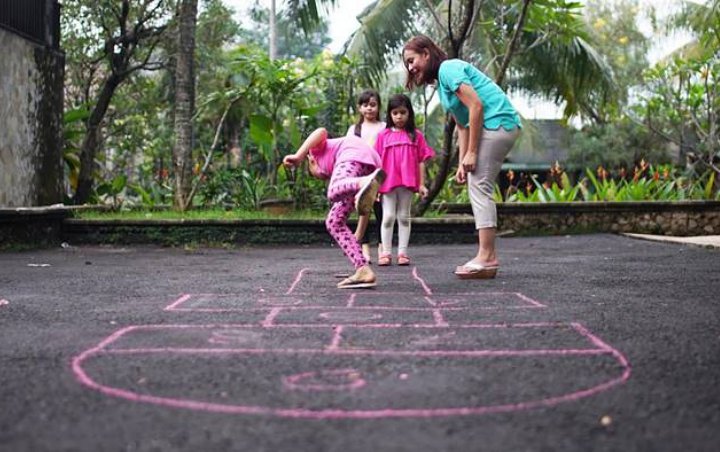 Sederhana dan Mudah Dilakukan, 8 Permainan Tradisional Ini Sangat Baik - Gambar Permainan Tradisional Anak Anak