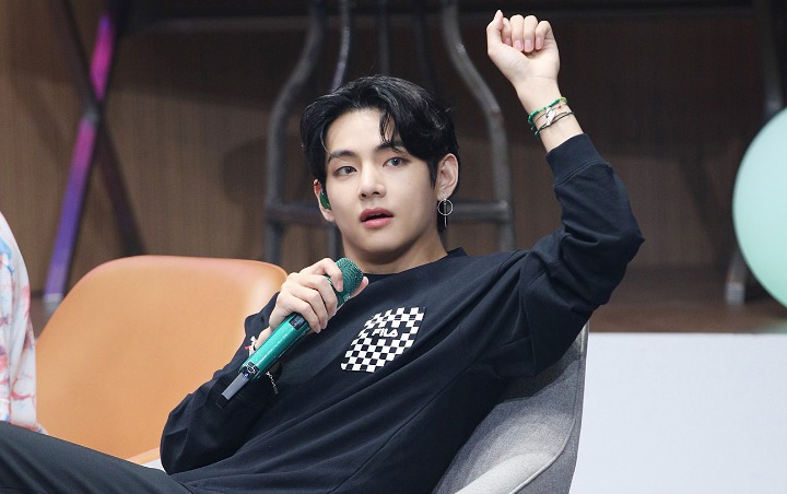 Foto-Foto Liburan V BTS Dipuji Selevel Selebgram, Wajah Tampan Berperan Besar