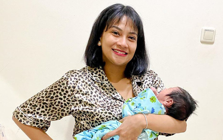 Vanessa Angel Semringah Bertukar Pandang Dengan Sang Bayi, Kaki Dibungkus Plastik Justru Curi Fokus