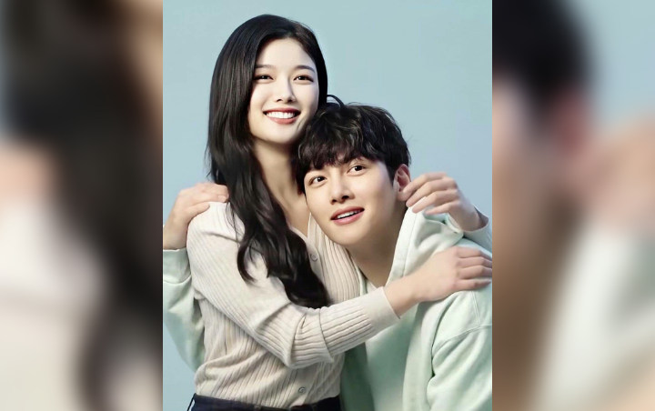Akting Terkapar Ji Chang Wook Jadi Bahan Tertawaan Kim Yoo Jung di Lokasi 'Backstreet Rookie'