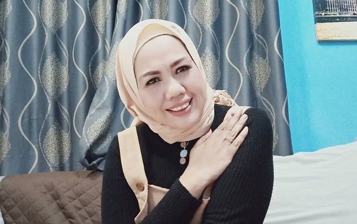 Ely Sugigi 'Sok Cantik' Pajang Foto Bareng Mantan Brondong dan Suami, Minta Maaf Tak Pakai Hijab