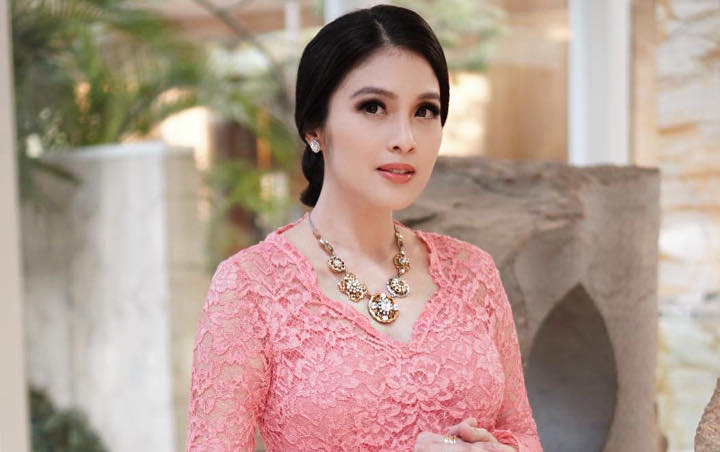 Pakai Outfit Serba Batik, Sandra Dewi Dipuji Perempuan Tercantik se-Indonesia
