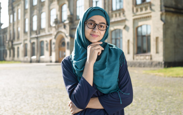 Bikin Wajah Tampak Lebih Cerah, Ini 8 Warna Hijab yang Sesuai Untuk Kulit Sawo Matang