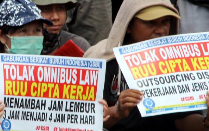 Aksi Demo Tolak RUU Ciptaker, Massa Sebut Jokowi Perangi Rakyat Sendiri