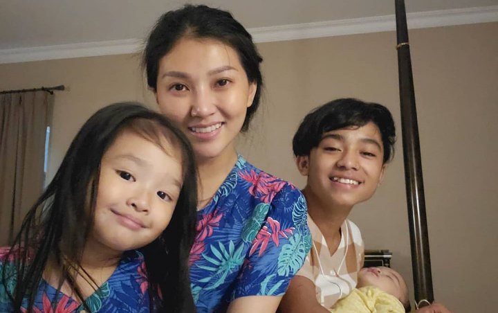 Sarwendah Pajang Foto Bareng Ketiga Anaknya, Ekspresi Tak Terduga Thania Curi Perhatian