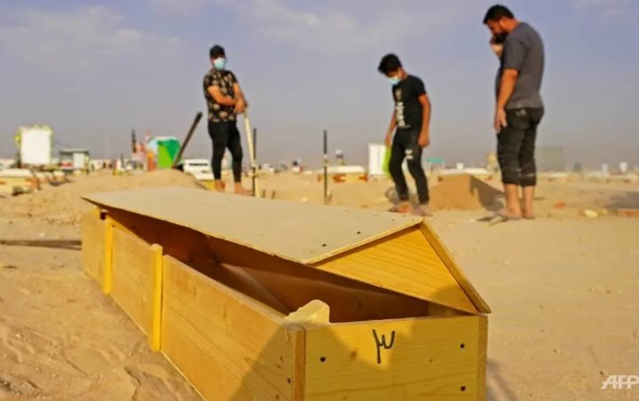 Aturan Pembatasan Dicabut, Ratusan Warga Irak Bongkar Makam Jenazah COVID-19