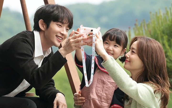 Putri Lee Jun Ki dan Moon Chae Won di 'Flower of Evil' Nangis Karena Syuting Berakhir