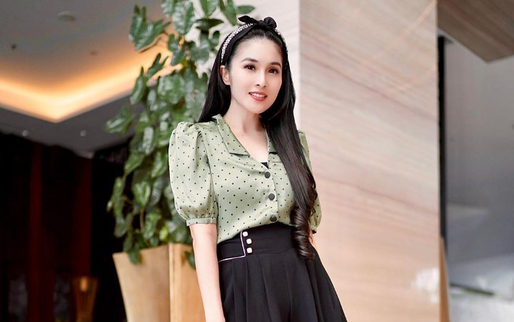 Sandra Dewi Pose Cantik Tampak Belakang, Paha Mulus Ngintip Bikin Insecure