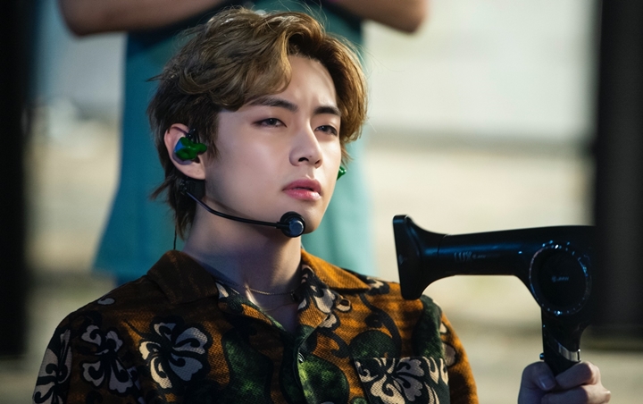 V BTS Tebar Foto Ganteng Bergaya CEO, Visual Tanpa Cacat Tuai Decak Kagum