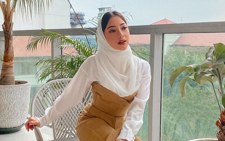 Nikita Willy Lepas Kerudung Saat Liburan Tanpa Pacar Usai Nikah Ditunda, Tulis Pesan Galau