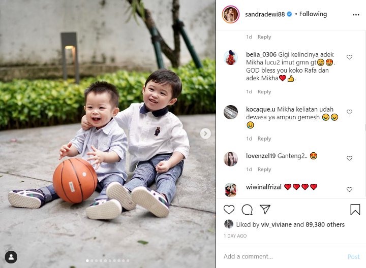 Sandra Dewi Ajak Putranya Foto Ngemper di Parkiran, Aksi Mika Pamer Gigi Kelinci Bikin Heboh