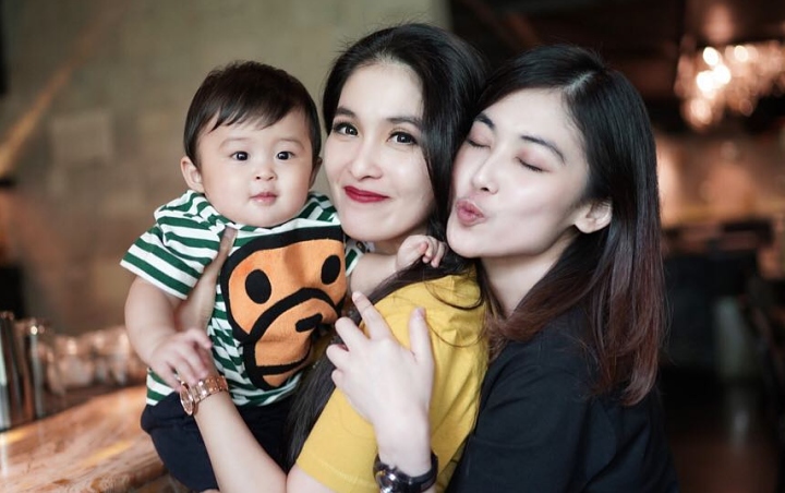 Sandra Dewi Puji Selangit Sang Adik yang Ulang Tahun, Paras Mirip Bak Kembar Bikin Salfok
