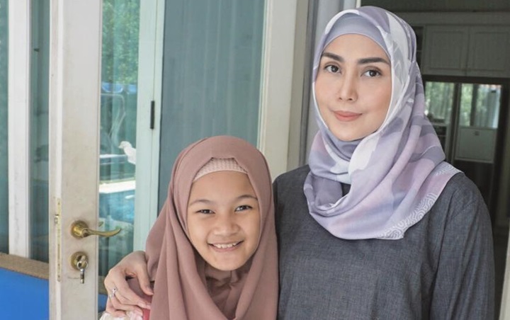 Fenita Arie Salut Sang Putri Berhijab Atas Kemauan Sendiri, Postingan Foto Kompak Ini Banjir Doa